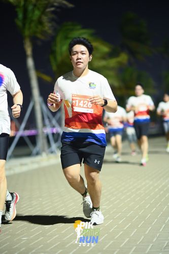 Race photo from PIK NITE RUN 2025