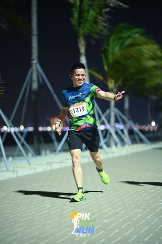 Race photo from PIK NITE RUN 2025