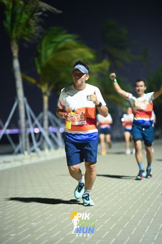 Race photo from PIK NITE RUN 2025