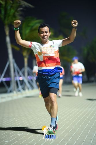 Race photo from PIK NITE RUN 2025