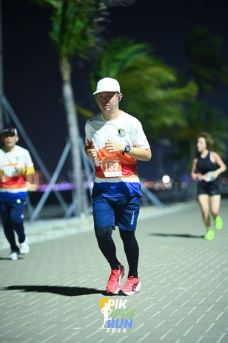 Race photo from PIK NITE RUN 2025
