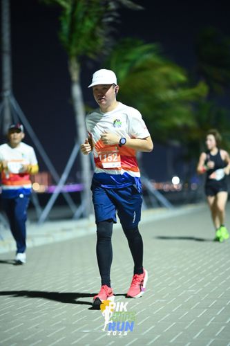 Race photo from PIK NITE RUN 2025