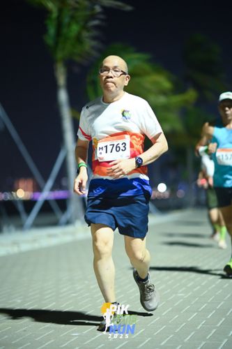 Race photo from PIK NITE RUN 2025