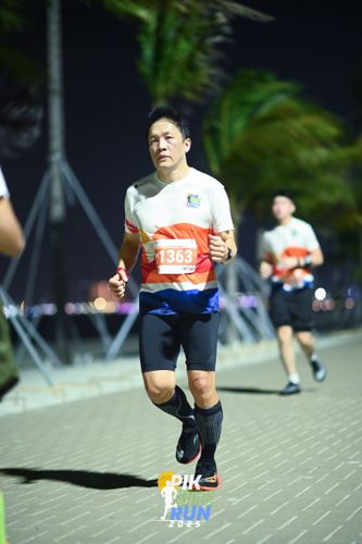 Race photo from PIK NITE RUN 2025