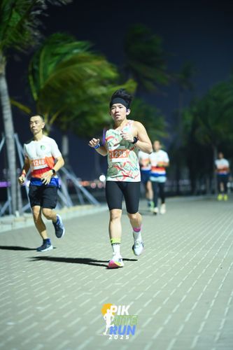 Race photo from PIK NITE RUN 2025