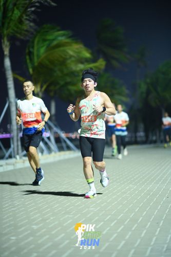 Race photo from PIK NITE RUN 2025
