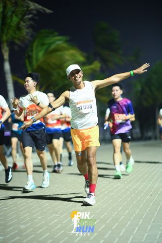 Race photo from PIK NITE RUN 2025