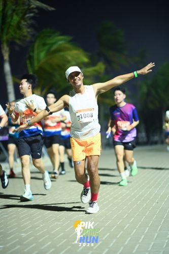 Race photo from PIK NITE RUN 2025