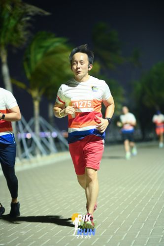 Race photo from PIK NITE RUN 2025