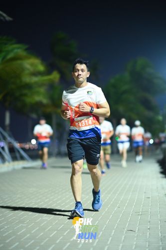 Race photo from PIK NITE RUN 2025
