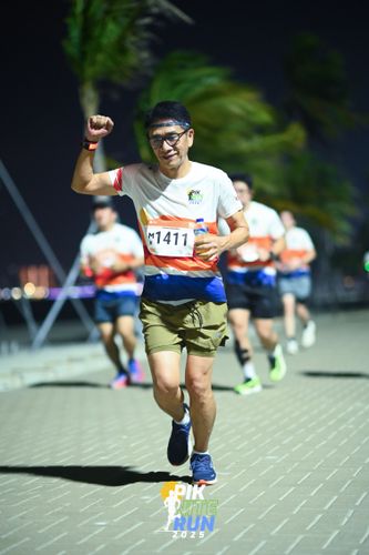 Race photo from PIK NITE RUN 2025