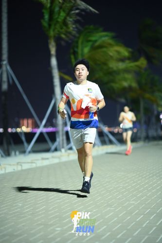 Race photo from PIK NITE RUN 2025