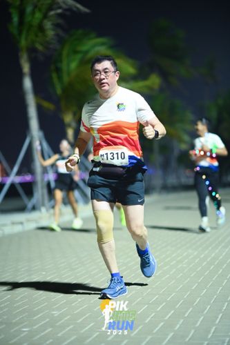 Race photo from PIK NITE RUN 2025