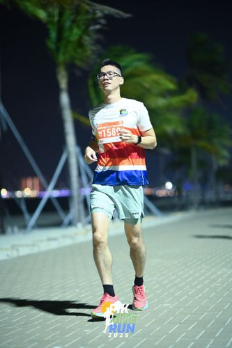Race photo from PIK NITE RUN 2025