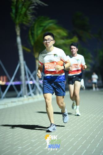 Race photo from PIK NITE RUN 2025