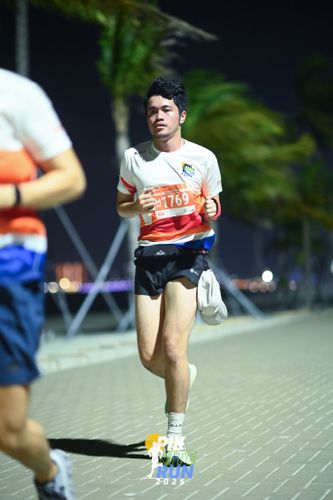 Race photo from PIK NITE RUN 2025