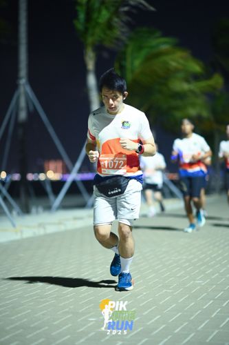 Race photo from PIK NITE RUN 2025