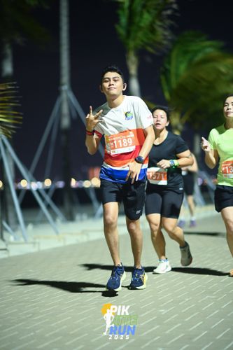 Race photo from PIK NITE RUN 2025