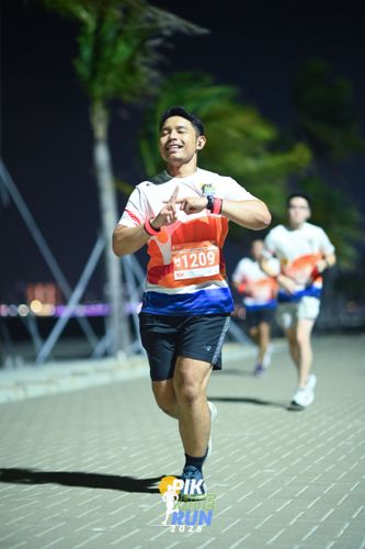 Race photo from PIK NITE RUN 2025