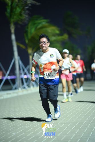Race photo from PIK NITE RUN 2025