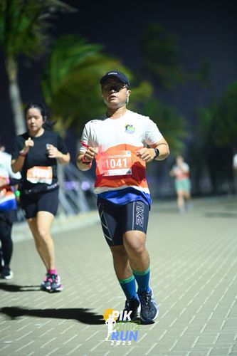 Race photo from PIK NITE RUN 2025