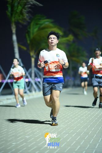 Race photo from PIK NITE RUN 2025