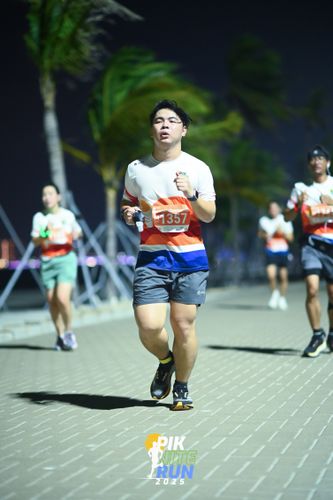 Race photo from PIK NITE RUN 2025