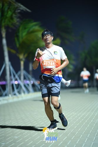 Race photo from PIK NITE RUN 2025
