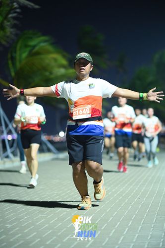 Race photo from PIK NITE RUN 2025