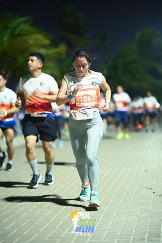 Race photo from PIK NITE RUN 2025