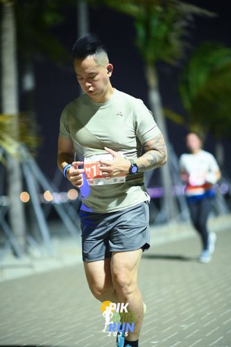 Race photo from PIK NITE RUN 2025