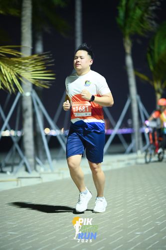 Race photo from PIK NITE RUN 2025