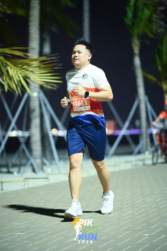 Race photo from PIK NITE RUN 2025