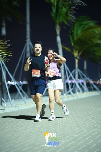 Race photo from PIK NITE RUN 2025