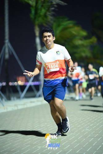 Race photo from PIK NITE RUN 2025
