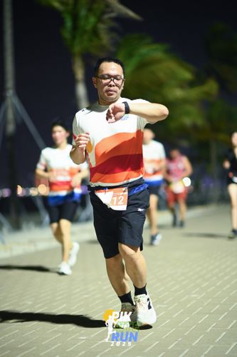 Race photo from PIK NITE RUN 2025