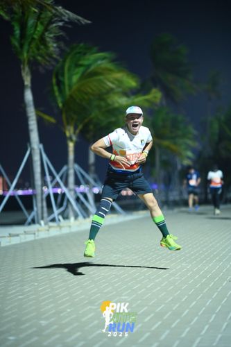 Race photo from PIK NITE RUN 2025