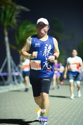 Race photo from PIK NITE RUN 2025