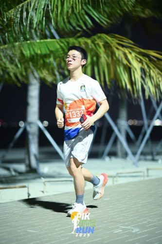 Race photo from PIK NITE RUN 2025
