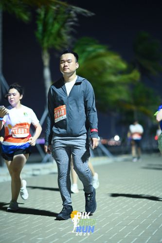 Race photo from PIK NITE RUN 2025