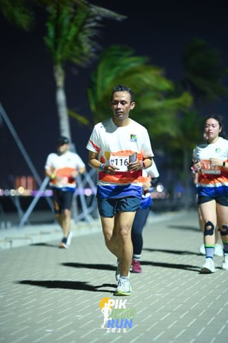 Race photo from PIK NITE RUN 2025