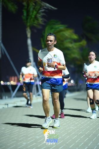 Race photo from PIK NITE RUN 2025