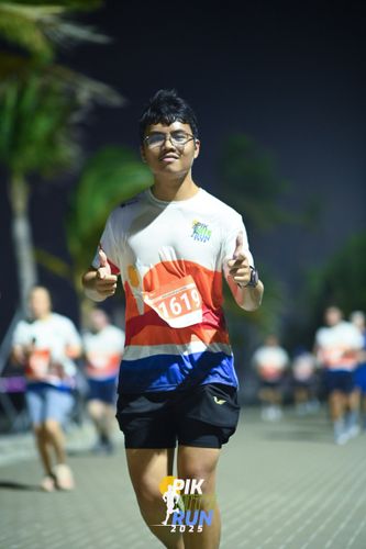 Race photo from PIK NITE RUN 2025