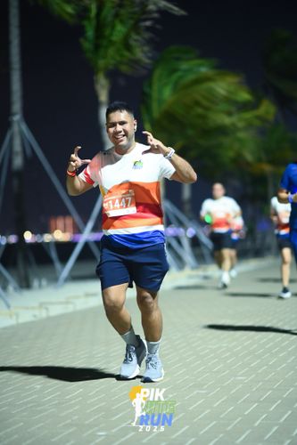 Race photo from PIK NITE RUN 2025