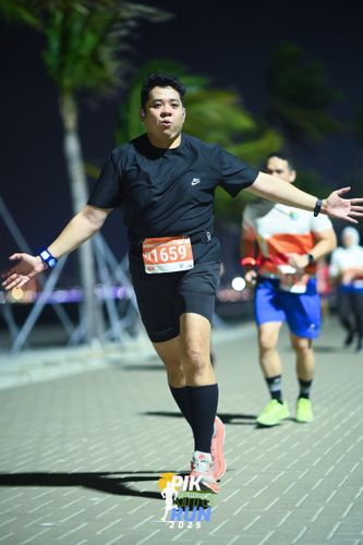 Race photo from PIK NITE RUN 2025