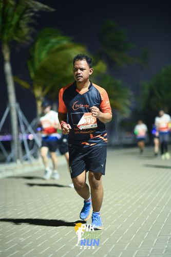 Race photo from PIK NITE RUN 2025