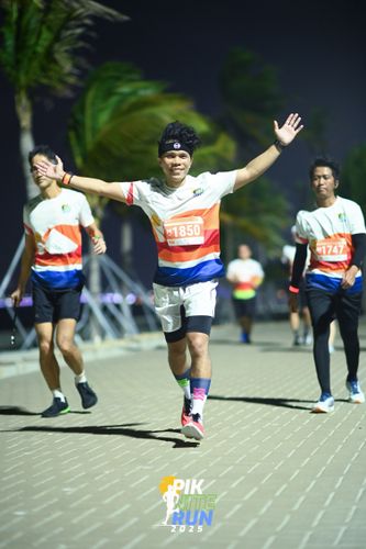 Race photo from PIK NITE RUN 2025