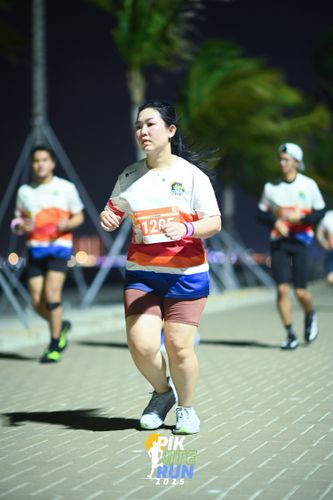 Race photo from PIK NITE RUN 2025