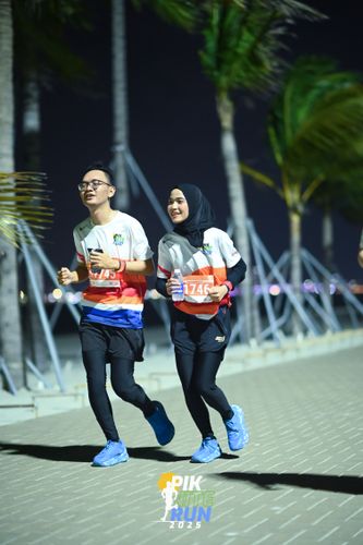 Race photo from PIK NITE RUN 2025
