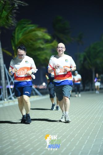 Race photo from PIK NITE RUN 2025